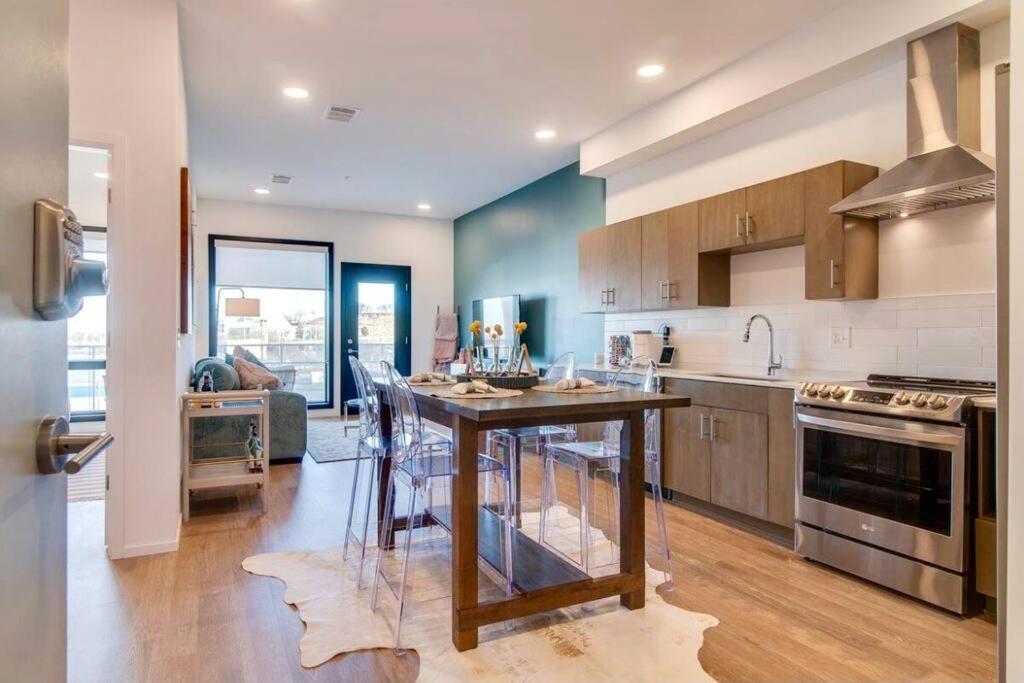 Stylish Downtown Condo W/ Pool & Parking ナッシュビル エクステリア 写真