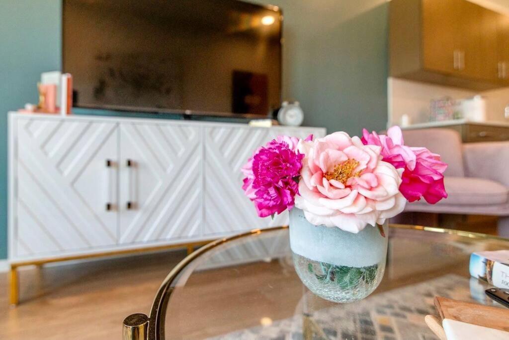Stylish Downtown Condo W/ Pool & Parking ナッシュビル エクステリア 写真