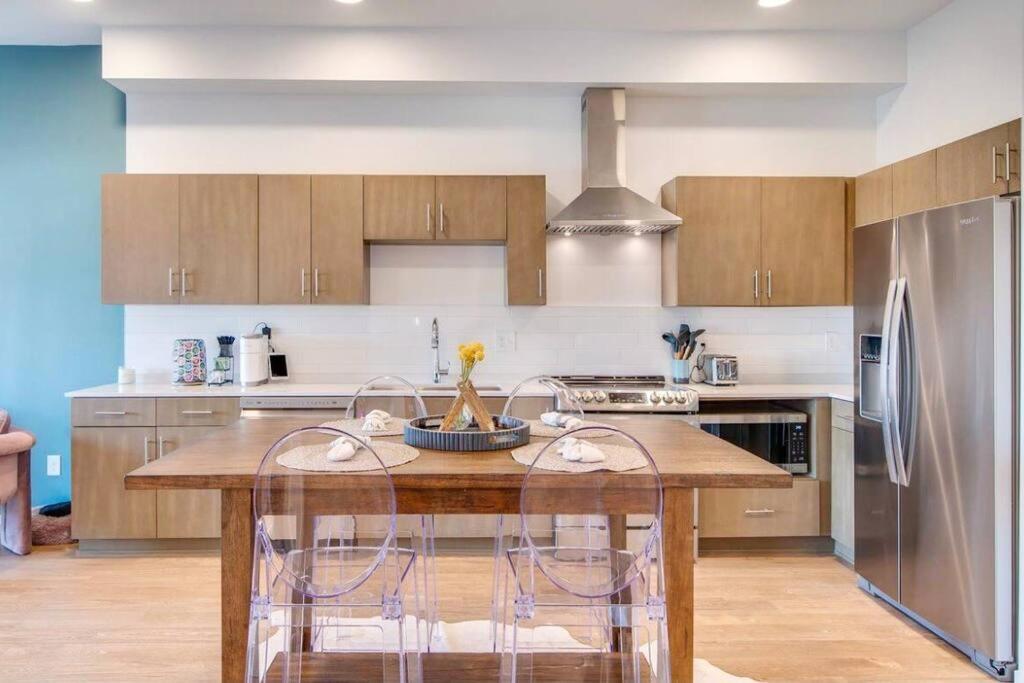 Stylish Downtown Condo W/ Pool & Parking ナッシュビル エクステリア 写真