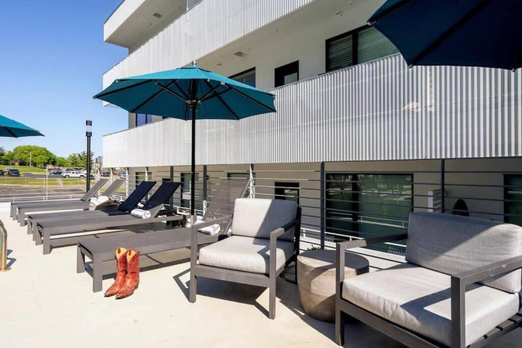 Stylish Downtown Condo W/ Pool & Parking ナッシュビル エクステリア 写真