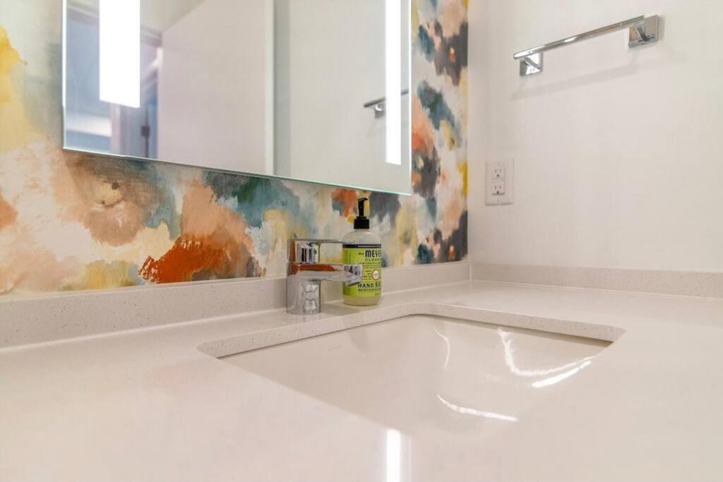 Stylish Downtown Condo W/ Pool & Parking ナッシュビル エクステリア 写真