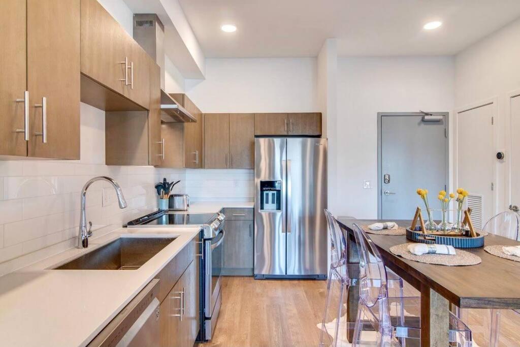 Stylish Downtown Condo W/ Pool & Parking ナッシュビル エクステリア 写真