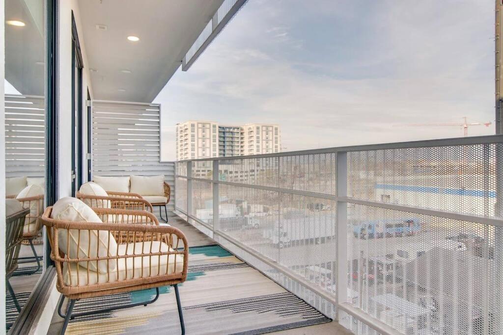 Stylish Downtown Condo W/ Pool & Parking ナッシュビル エクステリア 写真