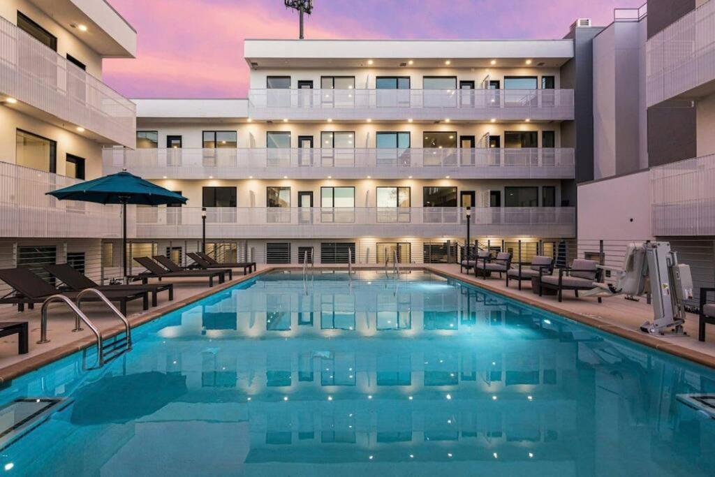 Stylish Downtown Condo W/ Pool & Parking ナッシュビル エクステリア 写真