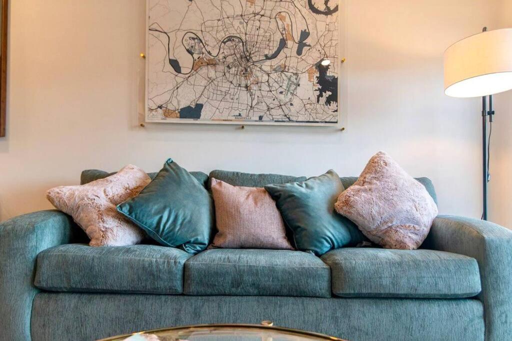 Stylish Downtown Condo W/ Pool & Parking ナッシュビル エクステリア 写真