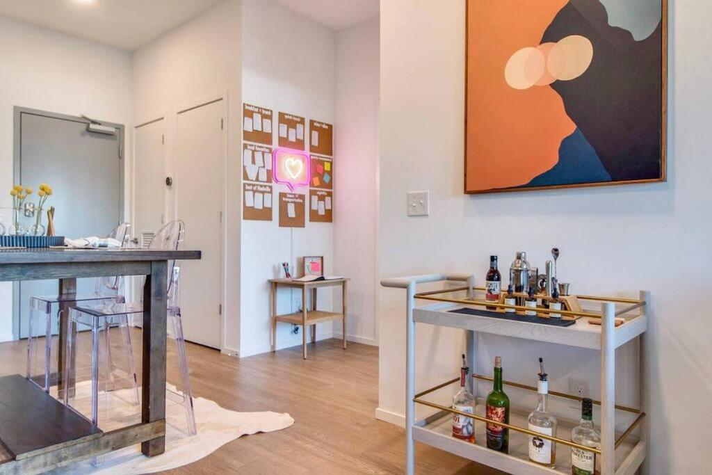 Stylish Downtown Condo W/ Pool & Parking ナッシュビル エクステリア 写真