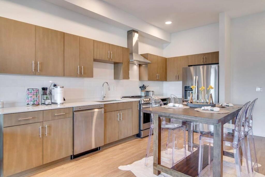 Stylish Downtown Condo W/ Pool & Parking ナッシュビル エクステリア 写真