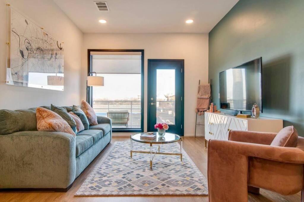 Stylish Downtown Condo W/ Pool & Parking ナッシュビル エクステリア 写真